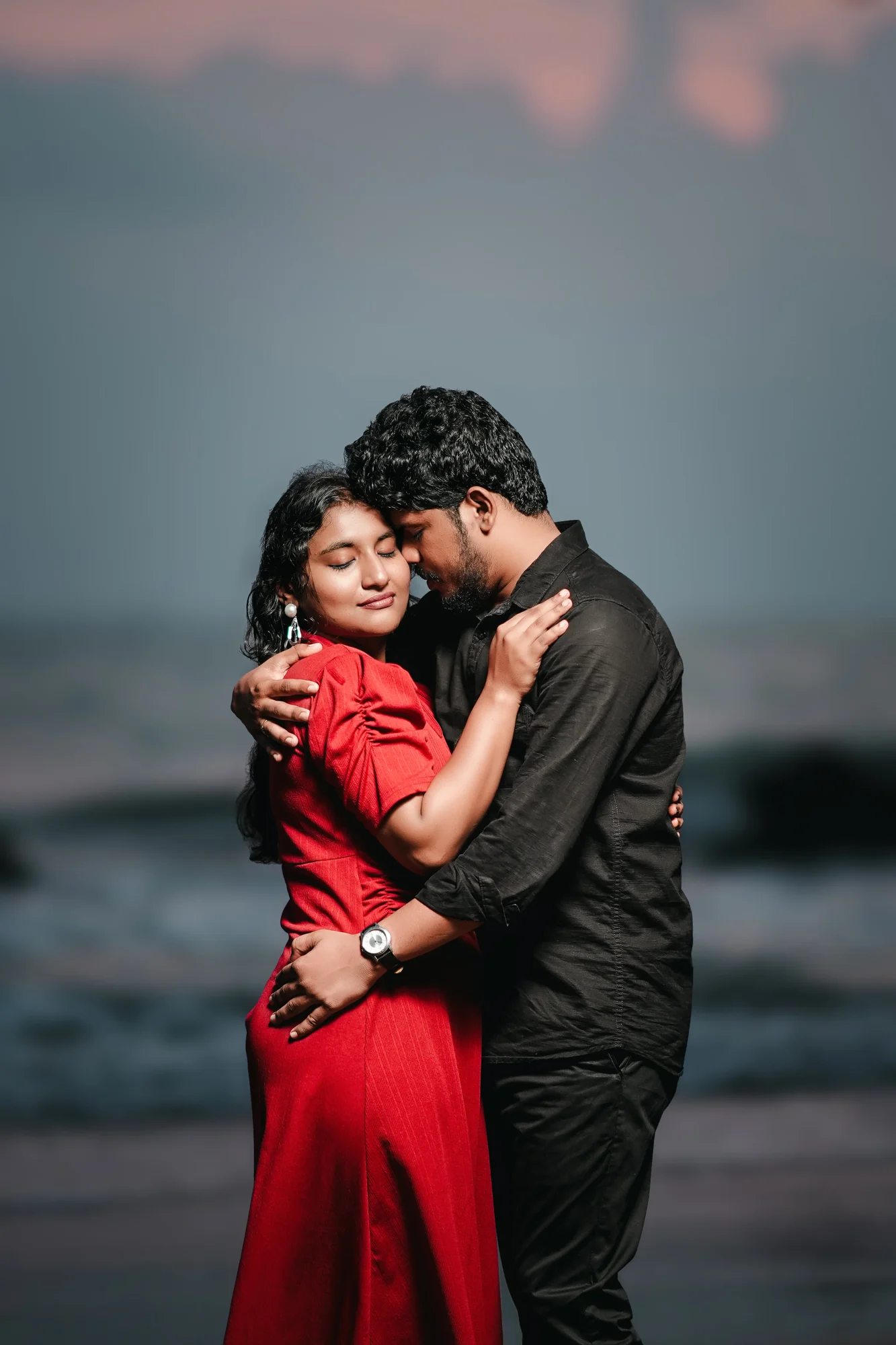 Vinoth and Harini embracing by the sea